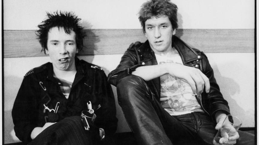 Johnny Rotten, le chanteur (à gauche) et Steve Jones, le guitariste (à droite)