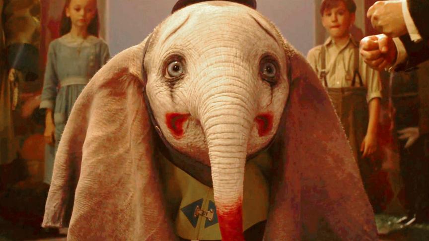 Dumbo en images de synthèse est une vraie réussite. Et comme souvent les personnages burtoniens, il a les yeux cerclés de noir...