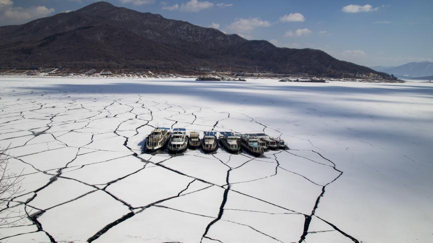 Dans le Nord de la Chine, un lac de glace fait avec les premières températures printanières.