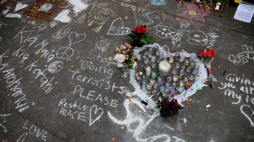 Hommages aux victimes de l’attaque de Chirstchurch sur le sol. Cinquante personnes ont été abattues, dans deux mosquées de la ville néo-zélandaise.
