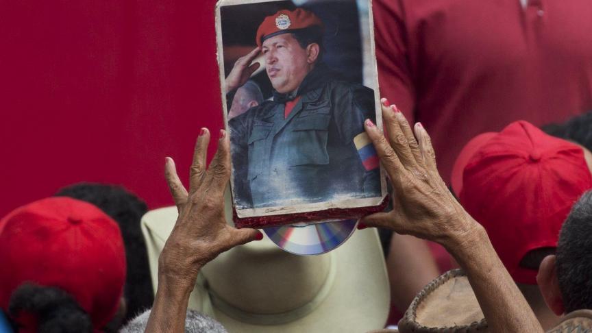 Durant une manifestation anti-impérialiste au Vénézuela, un supporter du gouvernement brandit une image de l’ancien président Hugo Chavez.