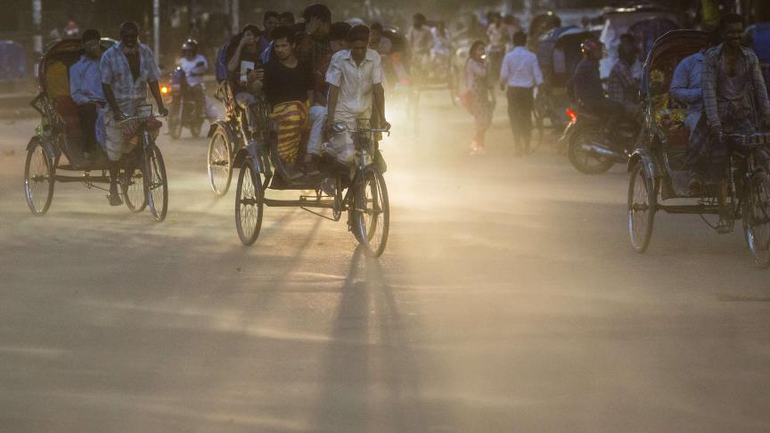 La population tente d’échapper à la poussière lors d’une tempête soudaine à Dhaka au Bangladesh.