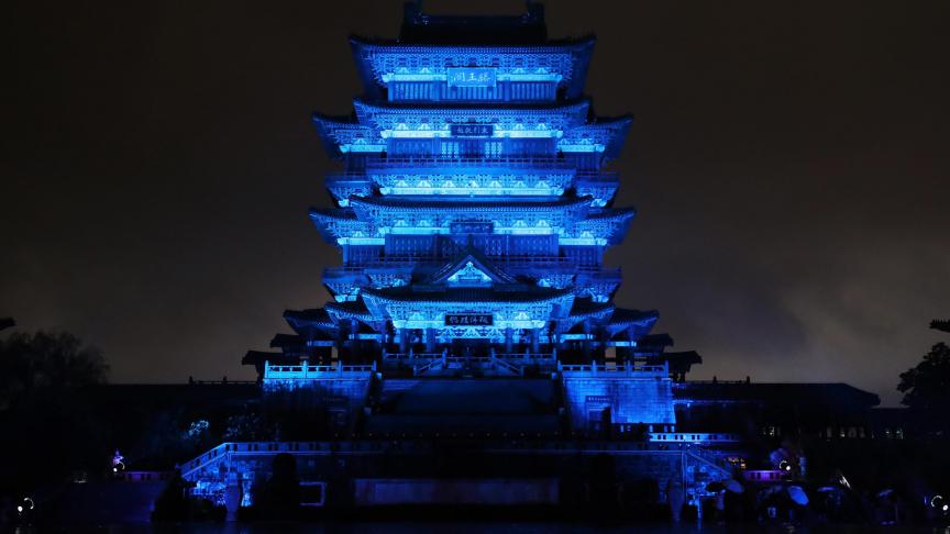 Le temple ‘The City God’ a été illuminé de lumières bleues pour fêter la journée mondiale de sensibilisation à l’autisme en Chine.