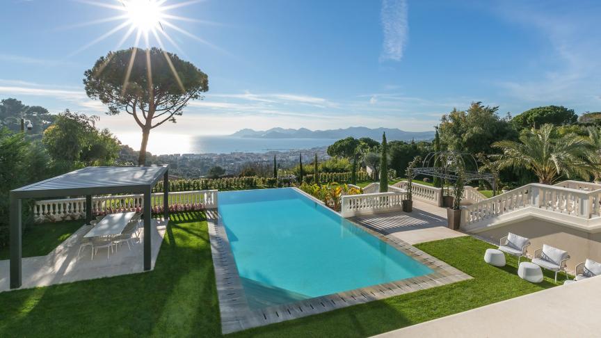 Entièrement refaite elle aussi, la piscine à débordement donne sur l’une des plus belles vues de Cannes.