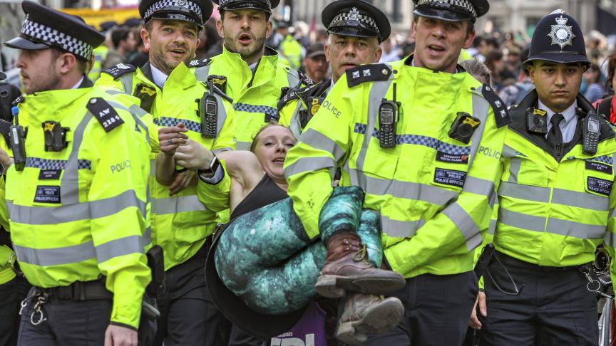 Arrestations de protestataires bloquant la circulation lors d’une manifestation pour le climat à Londres.