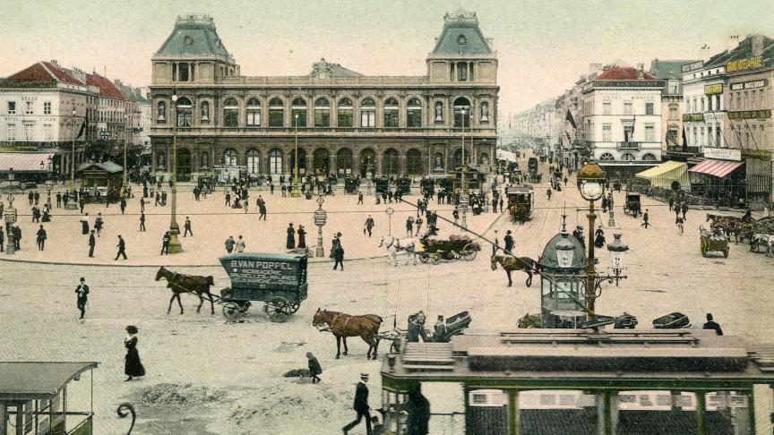 La gare du Nord en 1900, avec ses trams hippomobiles et électriques.