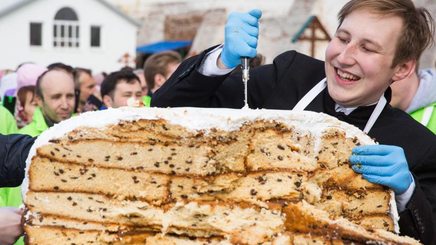 Découpe d’un gâteau de Pâques de 350kg en Russie lors des célébrations de Pâques au monastère de l’Annonciation.