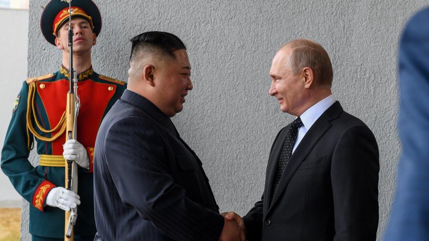 Le leader nord-coréen Kim Jong Un et le président russe Vladimir Poutine se sont serré la main lors d’une rencontre à Vladivostok le 25 avril dernier.