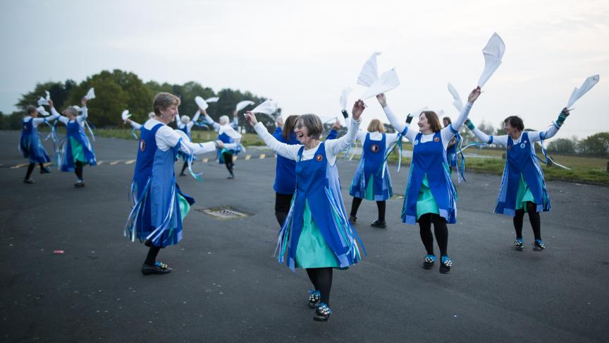 Les Glorishears de Brummagem dansent au lever du soleil à Birmingham en Angleterre. Ils se sont rassemblés pour exécuter les danses traditionnelles de Morris Cotswold et chanter un hymne de célébration du 1er mai.