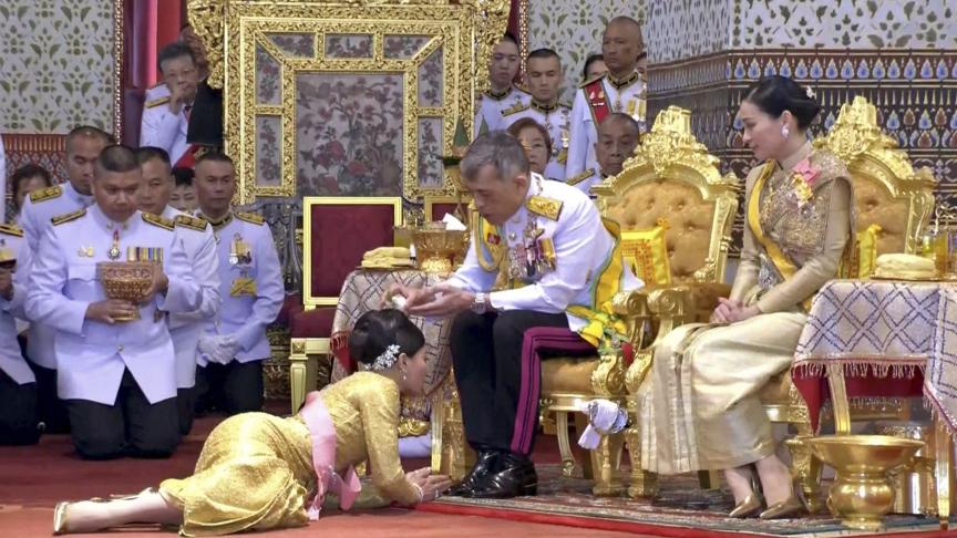 Le roi de Thaïlande Maha Vajiralongkorn a été officiellement couronné samedi dans la splendeur du Grand Palais du pays.