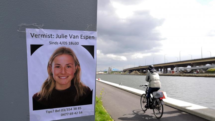 15.000 personnes se sont rassemblées dimanche à Anvers pour soutenir les proches de Julie Van Espen, assassinée par un maniaque sexuel le long du canal Albert.