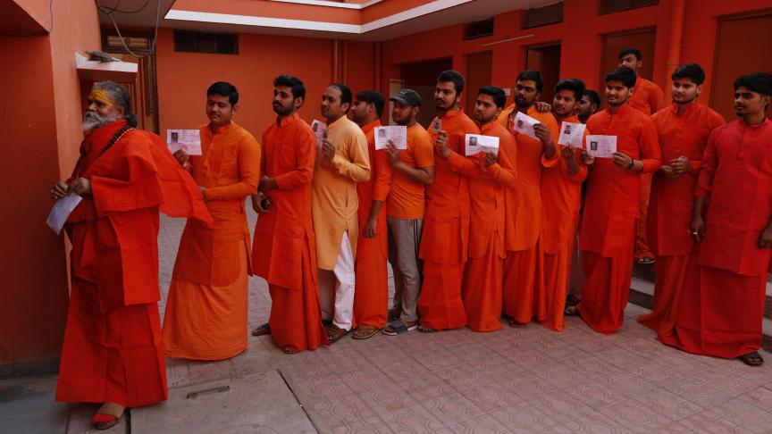 Les élections nationales durent six semaines en Inde. Ici, des hommes attendent de pouvoir déposer leur bulletin dans l’urne.