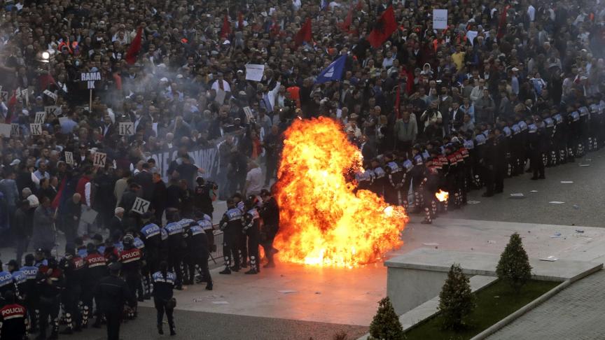 Troubles politiques en Albanie où la rue appelle le gouvernement à des élections anticipées.