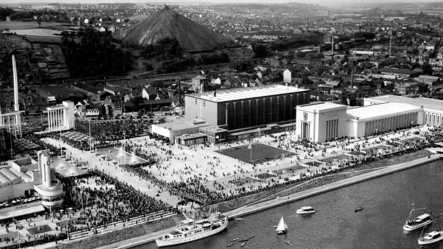 Panorama de l’Expo avec l’entrée, le terril, le Palais des Fêtes et le pavillon allemand.