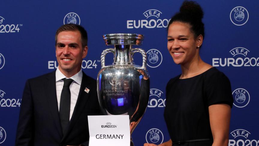 Philipp Lahm et Célia Šašić, actuelle déléguée à l’intégration de la Fédération allemande de football, lors de la présentation de la candidature de l’Allemagne à l’organisation de l’Euro 2024, le 27 septembre dernier.