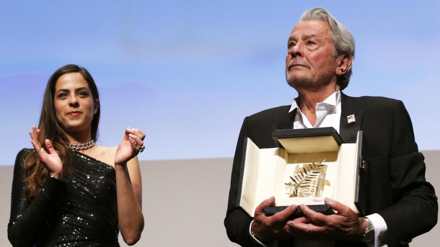 Alain Delon (ici avec sa fille Anouchka) a reçu l’hommage qu’il méritait, dimanche, à Cannes.