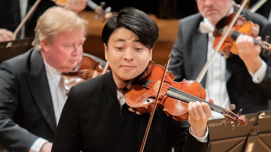 Sous les doigts de Seiji Okamoto, le concerto pour violon de Sibelius redevient un vrai poème symphonique.