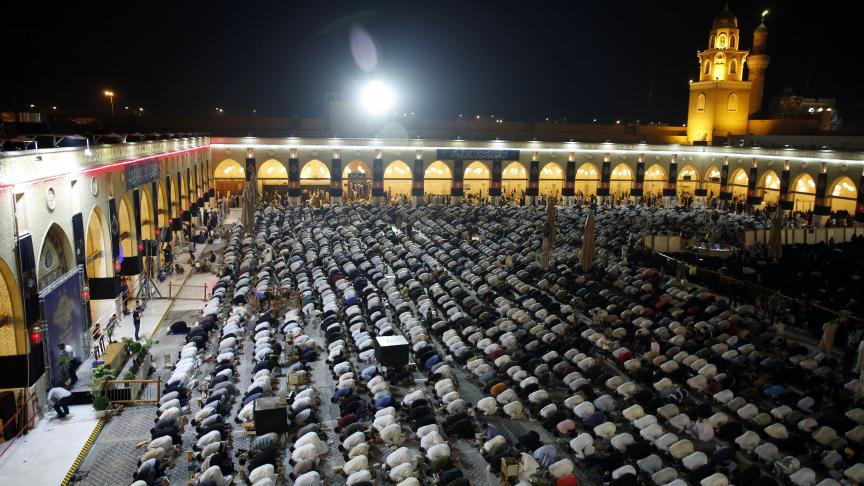 Rituel de la prière des musulmans chiites en Irak lors du Ramadan.