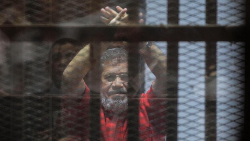 Mohamed Morsi dans sa cage d’accusé lors d’une session du tribunal au Caire, le 18 juin 2016
: même ses derniers instants ont montré à quel point l’ancien président dérangeait le régime.