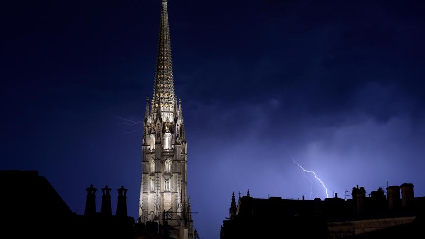 Des éclairs ont frappé la basilique Saint-Michel lors d’une tempête à Bordeaux, illuminant le ciel français.