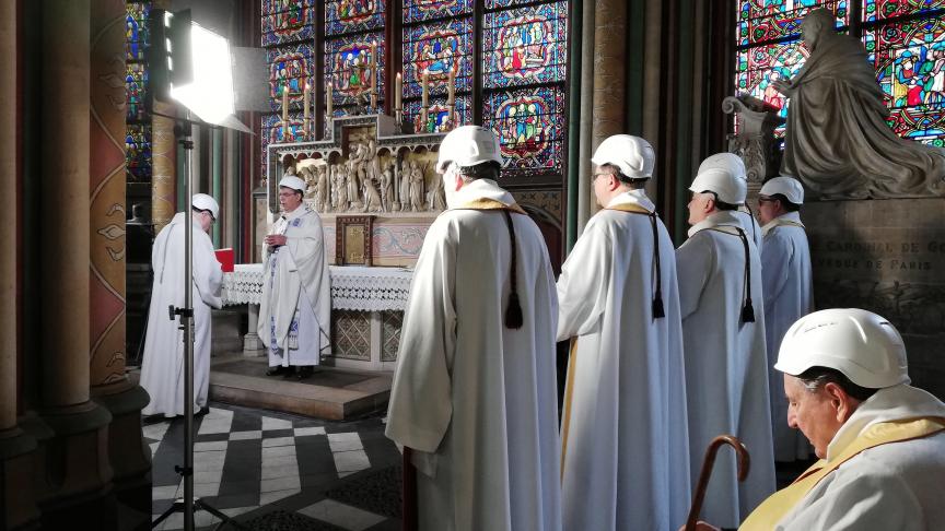 L’archevêque de Paris, Michel Aupetit, conduit la première messe dans une chapelle latérale, deux mois après l’incendie qui a détruit une partie de la cathédrale Notre-Dame de Paris.