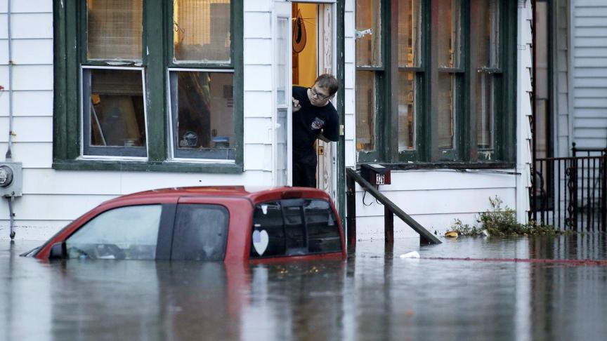 Fameuses inondations dans le New Jersey. Ici, un habitant de Westville attend les secours.