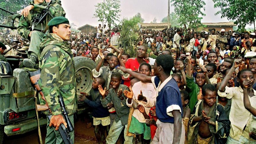 Dès le départ, l’opération Turquoise fut marquée par l’ambiguïté
: qui s‘agissait-il réellement de sauver, les derniers survivants Tutsis traqués sur les collines ou le pouvoir hutu qui s‘était déjà déplacé à Gitarama et allait bientôt se replier en direction de la frontière zaïroise
?