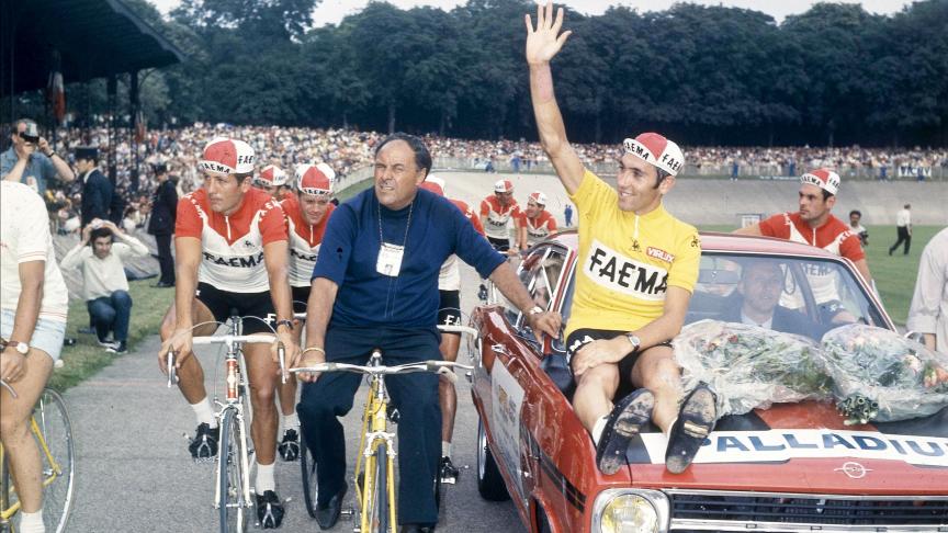 Tour d’honneur d’Eddy Merckx sur le vélodrome de Vincennes, le 20 juillet. Son directeur sportif Guillaume Driessens et les coéquipiers Faema suivent.