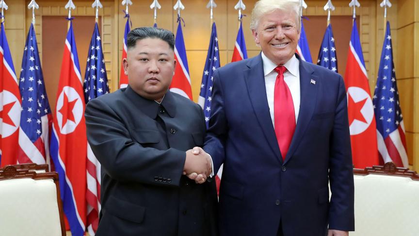 Le leader nord-coréen Kim Jong Un et le président américain Donald Trump se serrent la main à l’intérieur de la Freedom House en Corée du Sud lors d’une rencontre officielle.