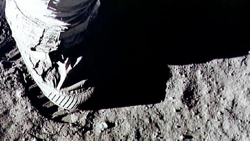 En posant le pied sur le sol lunaire, Armstrong est surpris de sa résistance. L’échelle ne s’est pas dépliée complètement, obligeant le commandant à sauter d’un mètre de haut. Armstrong et Aldrin vont se livrer à quelques expériences, mais le but du voyage était surtout de poser le pied et de planter le drapeau américain sur la Lune. Drapeau planté trop près du LEM. Il ne résistera pas au décollage du module de remontée.