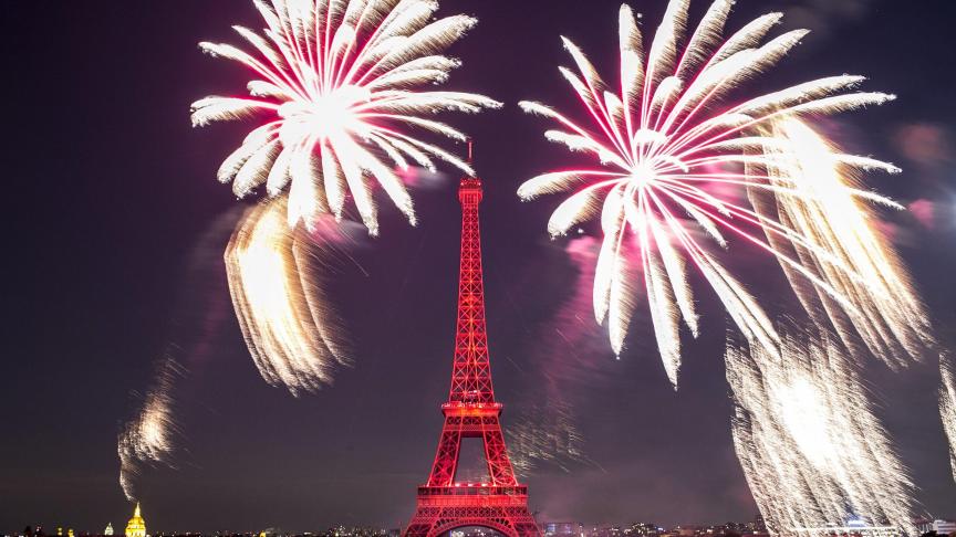 Des feux d’artifice illuminent la Tour Eiffel à Paris lors des célébrations de la fête nationale française ce dimanche 14 juillet.