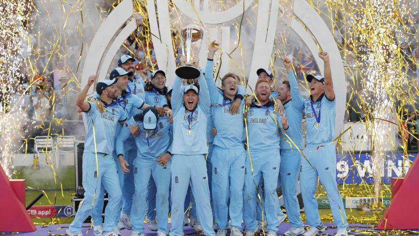 Eoin Morgan lève le trophée après que l’Angleterre ait remporté la finale de la Coupe du monde de cricket de l’ICC 2019 entre la Nouvelle-Zélande et l’Angleterre le 14 juillet à Londres.