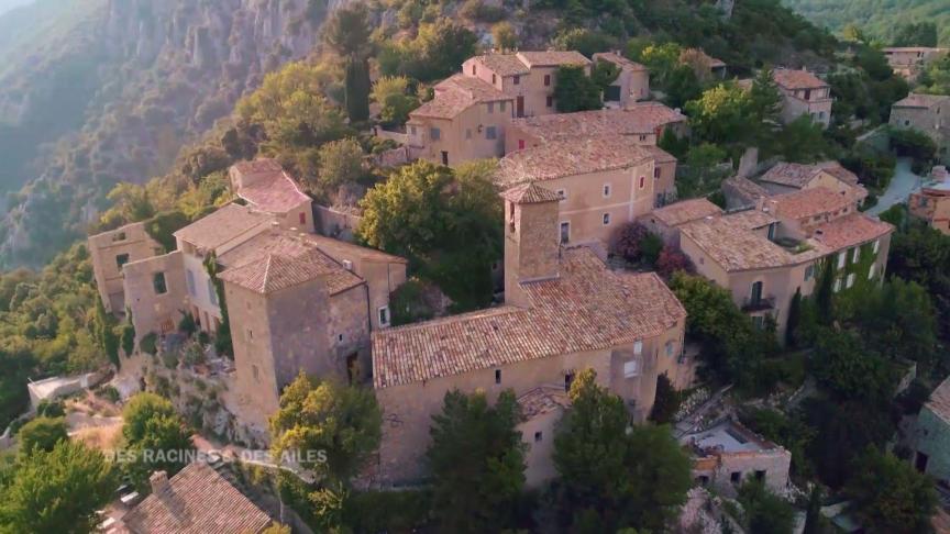 Zoom, entre autres, sur le village provençal typique de Brantes.