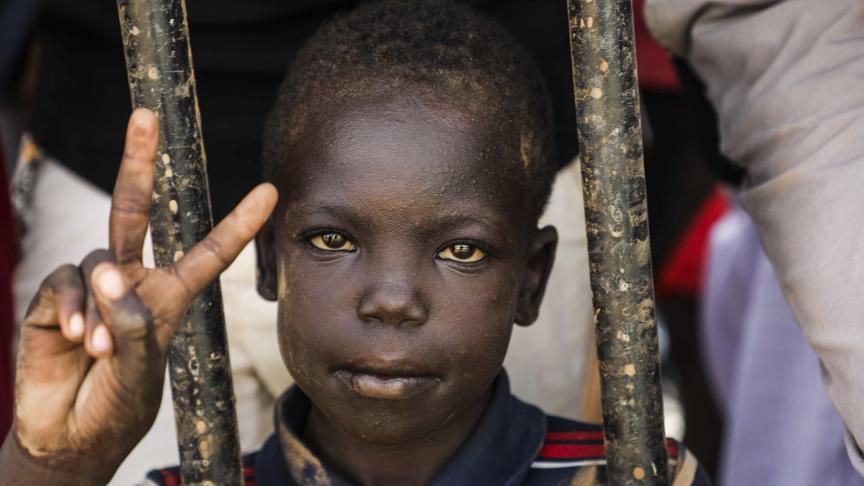 Les tensions restent importantes au Soudan. Mais l’espoir demeure
: un enfant fait même déjà le signe de la victoire.