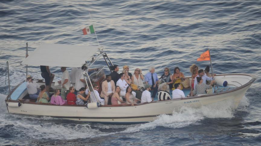 Les invités sont arrivés par bateau sur le yacht, en début de soirée. ©Isopix