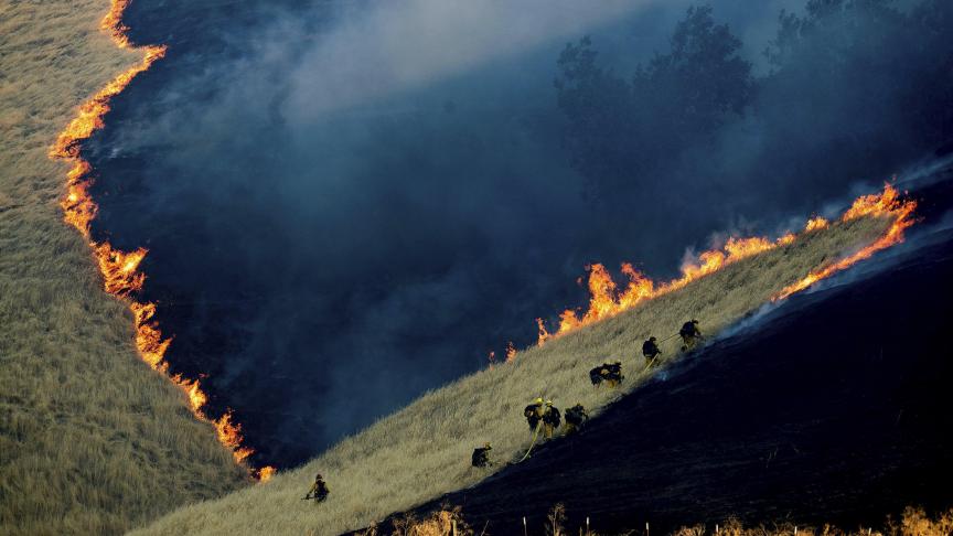 Des pompiers combattent un important départ de feu près de la ville de Brentwood dans le comté de Contra Costa en Californie.