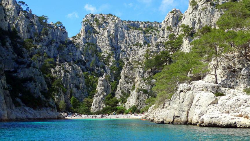 Les falaises calcaires des Calanques de Marseille s'étendent sur plus de 20 km de côtes.