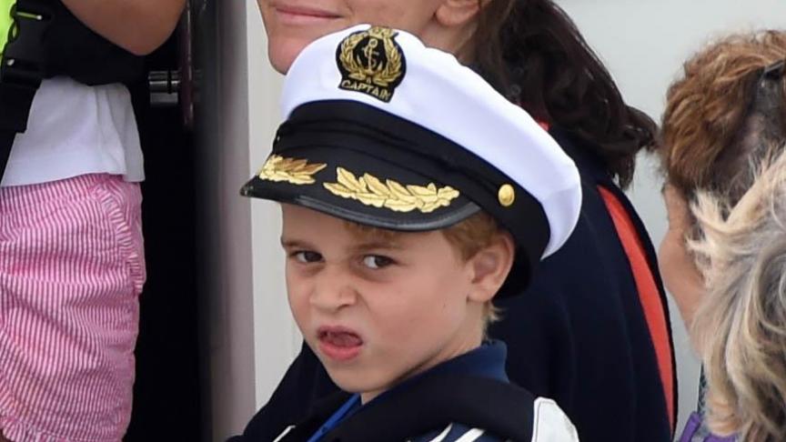 Après le sourire, le prince George n’a pas hésité à grimacer. ©Newscom