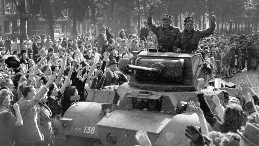 La brigade Piron arrive triomphante à Bruxelles. Très nombreuse, la foule s’est massée sur son parcours.