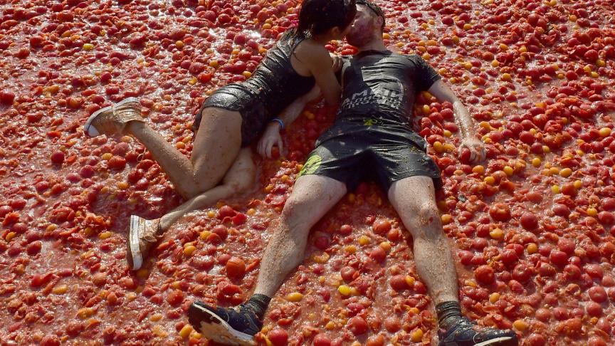 Un couple s’embrasse après une bataille de tomates dans le stade de Kirovets en Russie. 20 tonnes de tomates ont été déversées pour l’événement qui a été inspiré par le festival espagnol La Tomatina.