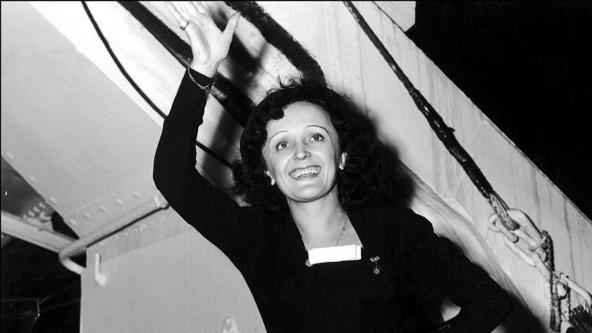 (K006341) En octobre-novembre 1947, a son arrivee a New York pour une tournee aux Etats-Unis, la chanteuse populaire Edith PIAF salue la foule, assise sur le bastingage du transatlantique, le QUEEN ELIZABETH. 
En compagnie des Compagnons de la chanson, elle doit debuter sa tournee par Broadway. 






PICTURE NOT INCLUDED IN THE CONTRACT