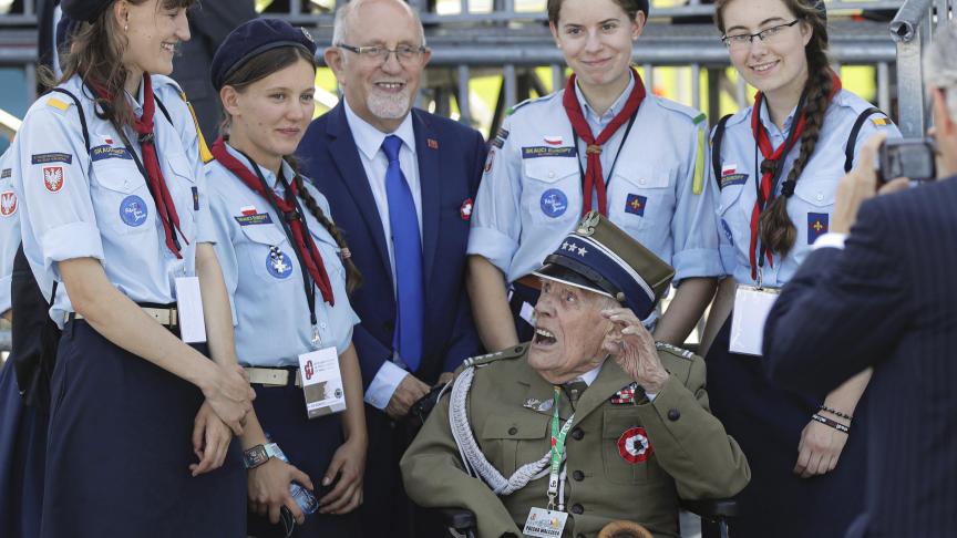 Un vétéran s’adresse à des scouts d’origine polonaise en posant pour une photo avant une cérémonie commémorative marquant le 80e anniversaire du début de la Seconde Guerre mondiale à Varsovie, en Pologne, ce dimanche 1er septembre.