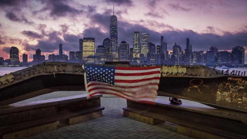 Un drapeau américain accroché à une poutre d’acier, endommagée lors des attaques du World Trade Center du 11 septembre 2001.