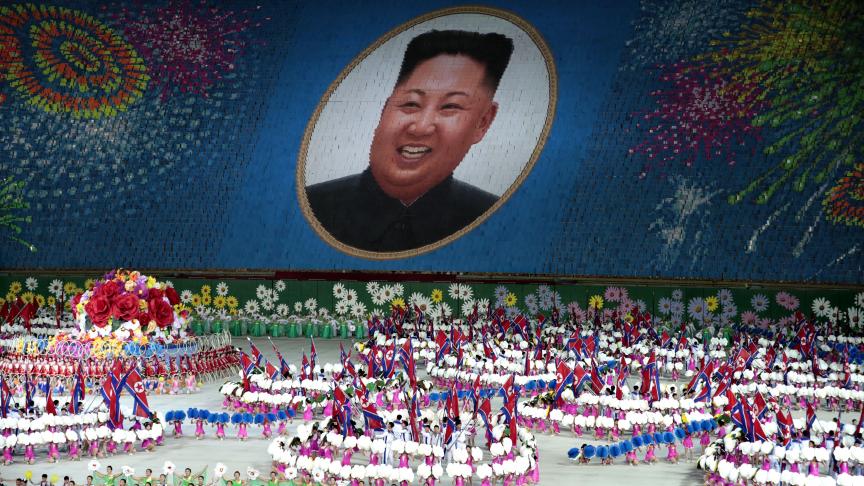 Des artistes brandissent des cartes pour former un portrait du leader nord-coréen Kim Jong Un lors d’une performance de jeux de masse intitulée The Land of the People au stade de May Day à Pyongyang.