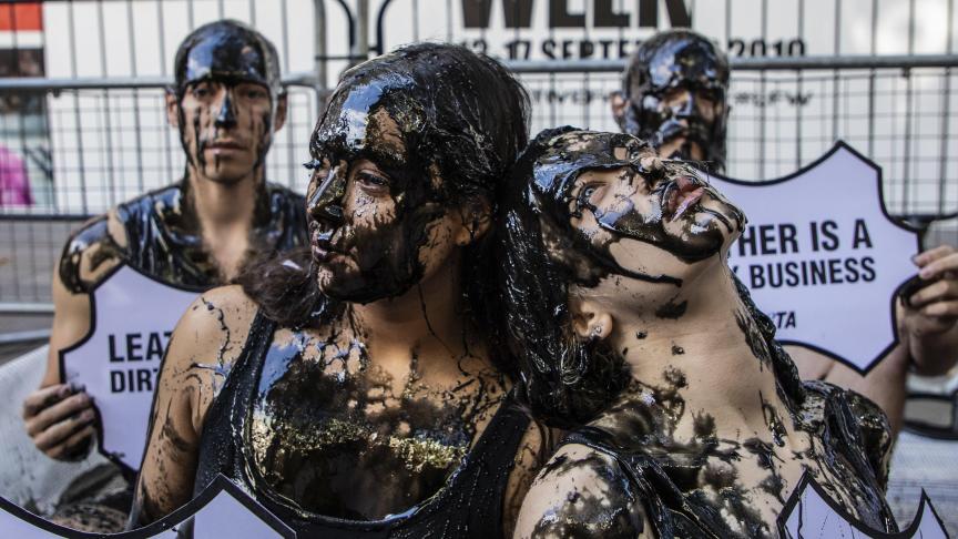 Des militants de PETA ont organisé une manifestation durant laquelle ils se sont versé du liquide noir sur le corps, pour représenter la 'boue toxique' et attirer l’attention sur ce qu’ils disent être des déchets dangereux associés à l’industrie du cuir, pendant la semaine de la mode à Londres.