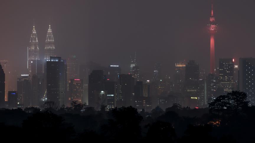 L’horizon de la capitale de la Malaisie est couvert de brume à Kuala Lumpur. Le 18 septembre, des milliers d’écoles ont été fermées à cause des incendies de la forêt indonésienne car la qualité de l’air s’est détériorée à Singapour quelques jours seulement avant la course automobile de Formule 1.