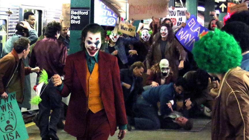 Cheveux verts, masque blanc, grimace immense. C’est le «
Joker
» de Todd Philips, incarné par Joaquin Phoenix.