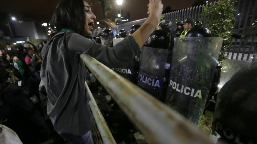 En Équateur, la loi qui décriminalise l’avortement n’a pas passé l’écueil du parlement. Une femme manifeste sa colère.