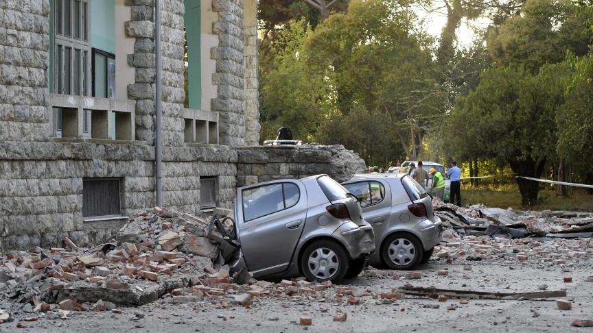 L’Albanie a connu un tremblement de terre d’une magnitude de 5.8 sur l’échelle de Richter. Scène de désolation avec ces deux véhicules plus au top de leur forme.