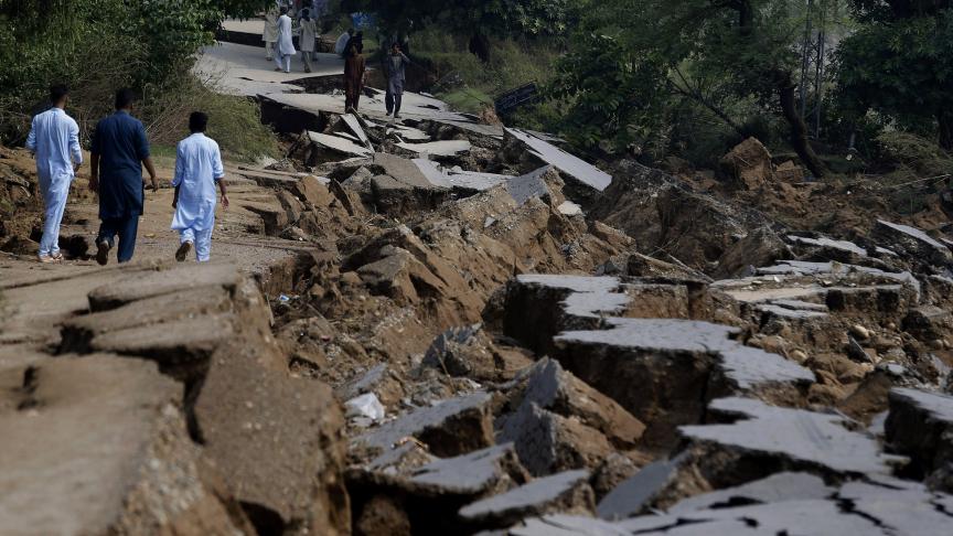 Route endommagée par un puissant tremblement de terre à Jatlan près de Mirpur, dans le nord-est du Pakistan.
